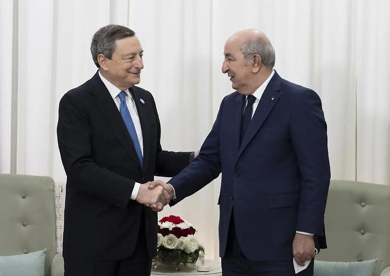 Draghi sigla l&rsquo;accordo con l&rsquo;Algeria su gas ed energia: si va verso indipendenza da Mosca