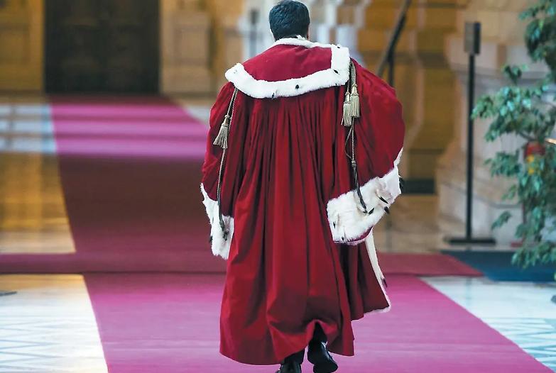 &laquo;Vogliono rinviare la pensione per i super pm&raquo;. Ora nella Anm &egrave; guerra fratricida