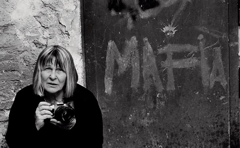 Letizia Battaglia, la bambina indomabile che guard&ograve; negli occhi la mafia