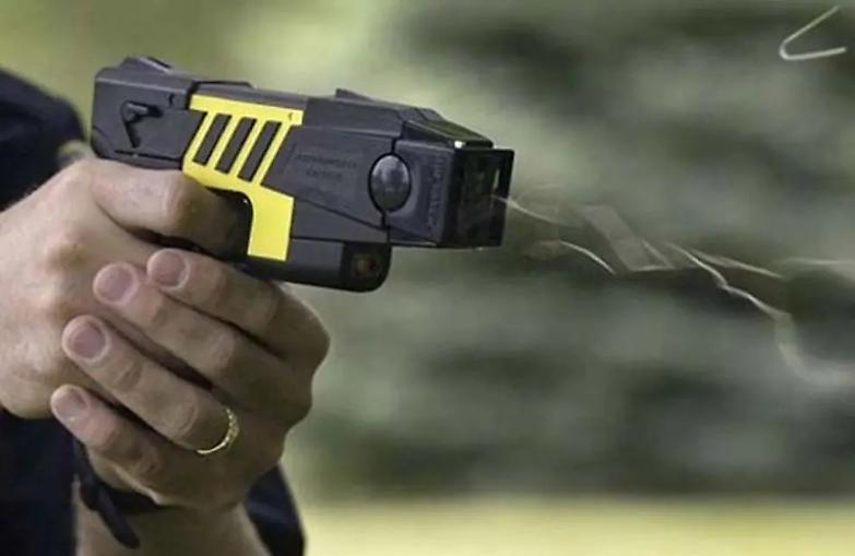 Il Taser in Italia tra bandi, sperimentazioni e rischi per la salute