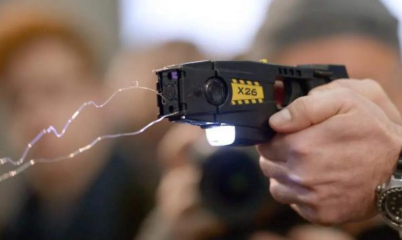 Il Taser in Italia tra bandi, sperimentazioni e rischi per la salute