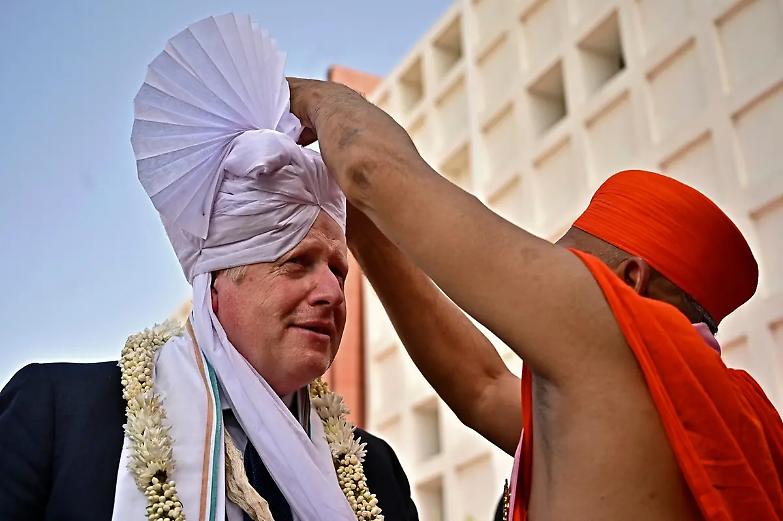 Boris Johnson vola in India mentre infuria il party gate