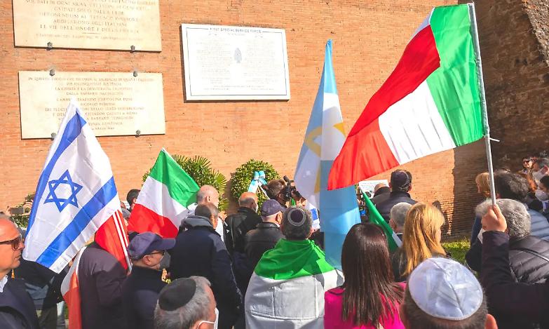 Contestata la Brigata Ebraica. Poi i cori: &laquo;Fuori l'Italia dalla Nato&raquo;. Nel mirino finisce anche il Pd