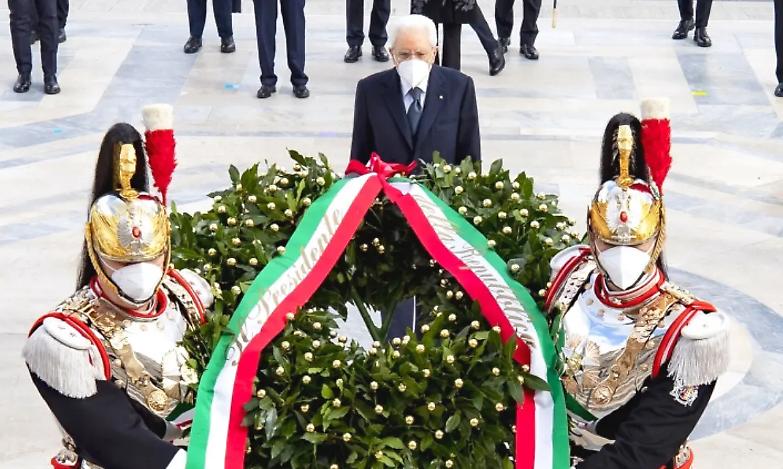 Mattarella rende omaggio all'Altare della Patria. Draghi: &laquo;Gratitudine per chi lott&ograve; per la pace e per la libert&agrave; dell'Italia&raquo;