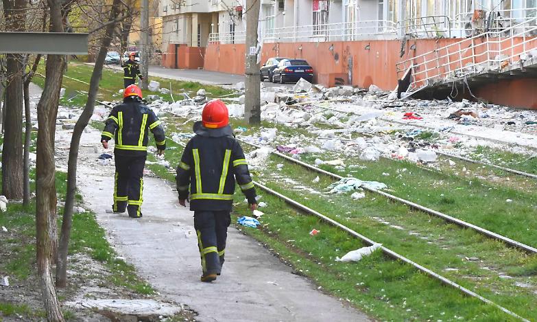 Guerra in Ucraina, la Russia bombarda cinque stazioni ferroviarie: ci sono vittime