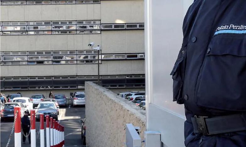 &laquo;Non vi sopporto, avvocati!&raquo;, l&rsquo;agente fa lo show in aula