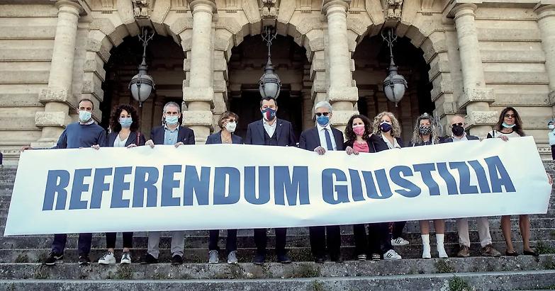 Referendum, Salvini ora si sfila e prepara il piano B