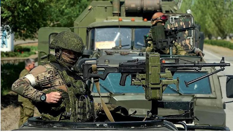 I prigionieri ucraini esposti come trofei alla parata di Putin