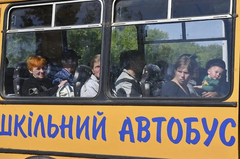 Mariupol, Mosca attacca ancora l'acciaieria. Putin a Macron: "Basta fornire armi a Kiev"