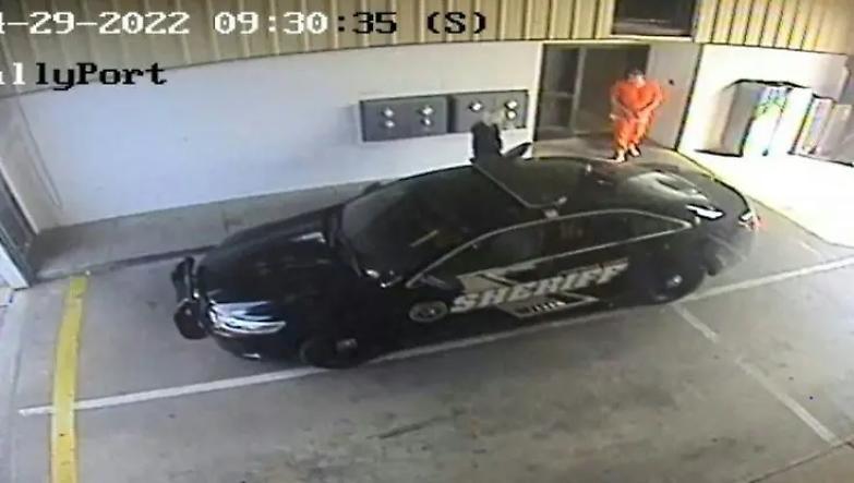 Alabama, detenuto evade con un'agente. &Egrave; fuga d'amore?