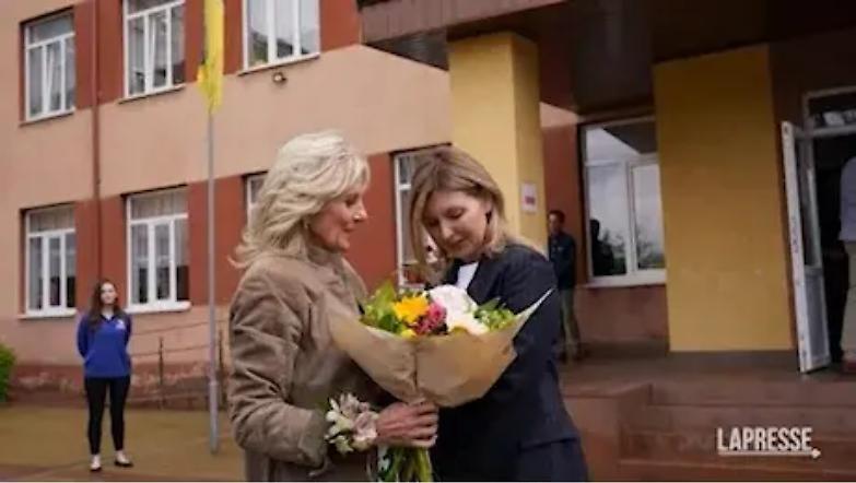 Jill Biden a sorpresa in Ucraina. Slitta accordo Ue sulle sanzioni