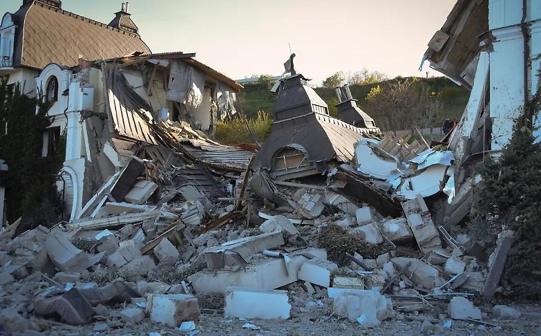 Raid su Odessa durante la visita di Michel. Macron: &laquo;La pace non si ottiene umiliano Mosca&raquo;