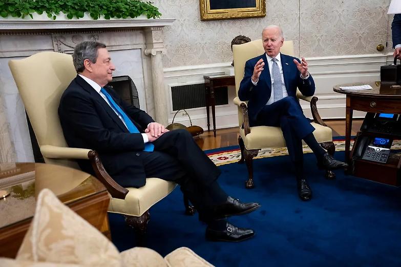 Draghi avvisa Biden: "La pace la decide Kiev e non Washington"