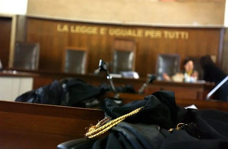 &laquo;Lei &egrave; maleducata!&raquo;. Avvocata insultata in aula perch&eacute; in ritardo