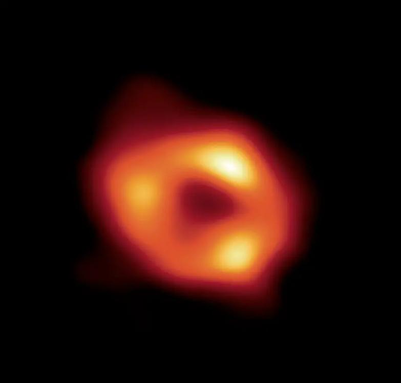 Quell&rsquo;enorme buco nero nel cuore della Via lattea grande 4 volte il sole