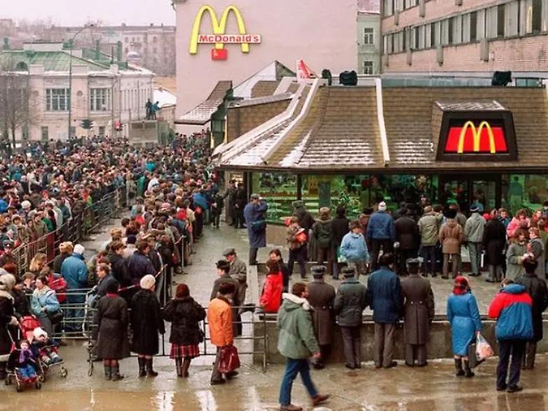 McDonald&rsquo;s lascia definitivamente la Russia dopo 32 anni. Nel 1990 lo storico debutto a Mosca