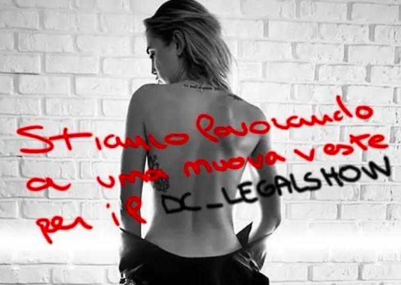 Posta una foto con la schiena scoperta: ancora polemiche per l'avvocata del legal show