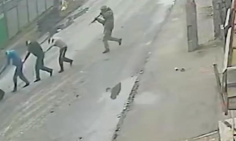 Civili giustiziati dai militari russi a Bucha: il New York Times pubblica video inediti