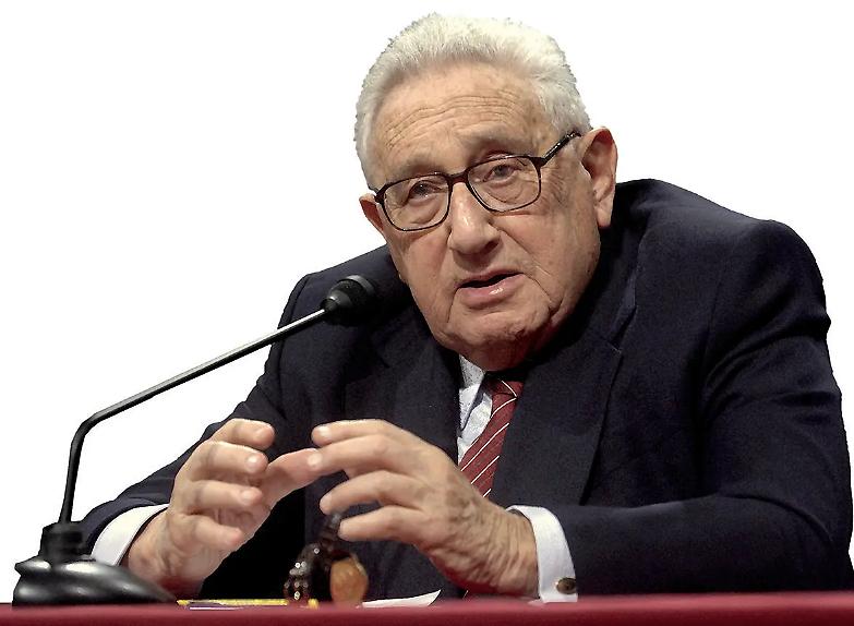 Henry Kissinger dice: &laquo;Ora Kiev rinunci a qualcosa...&raquo;