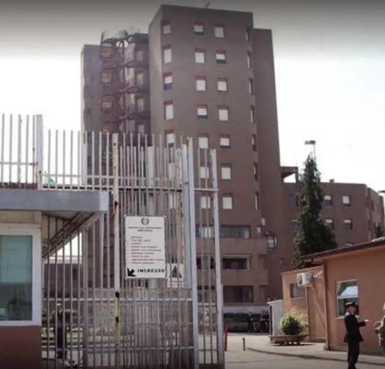 Rischia di suicidarsi se continuano a lasciarlo in carcere