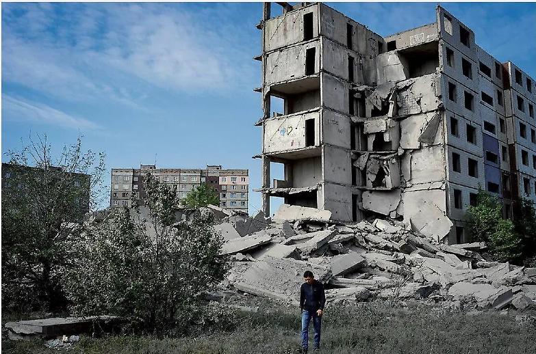 Con la tuta mimetica o da volontari: adesso gli avvocati ucraini difendono il loro Paese