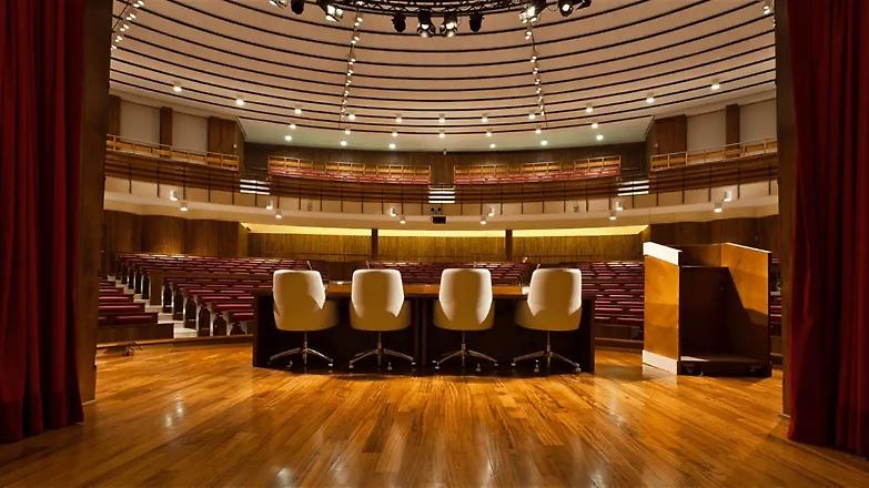 Professione "convegnista": l'altra faccia dell'avvocato con la smania di apparire