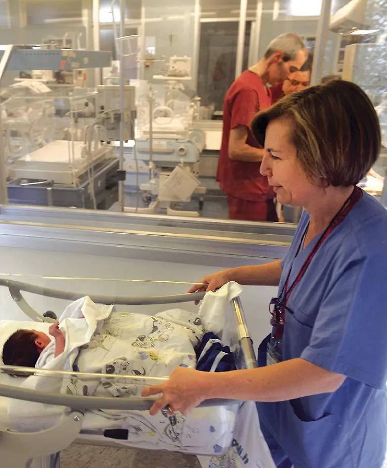 Ha 6 mesi, non pu&ograve; essere operata e negano il permesso al padre per registrarla all&rsquo;anagrafe