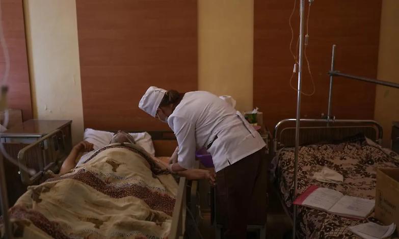 Bombardati e distrutti due ospedali nell'Ucraina orientale. E Zelensky annuncia il libro degli orrori