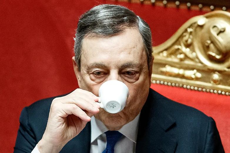Conte perde la sfida, passa la linea Draghi. Ma ora il governo balla