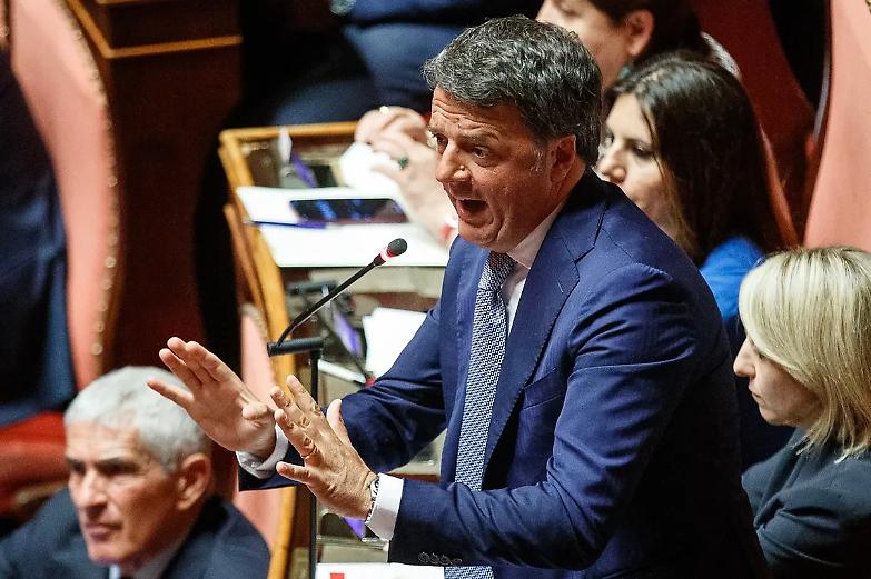 Renzi in aula: "Dal M5S indecorosa tarantella: &egrave; il momento di essere seri"
