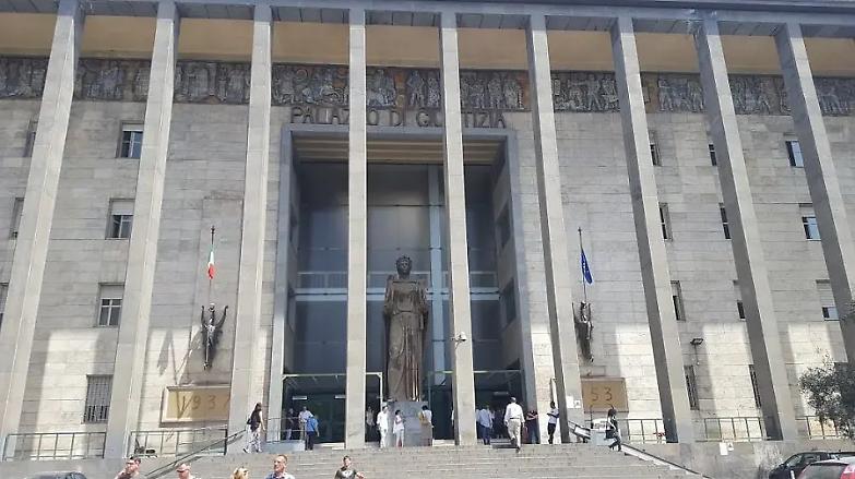 Scoperta choc a Catania: un giudice faceva pip&igrave; nelle bottiglie e le teneva in tribunale