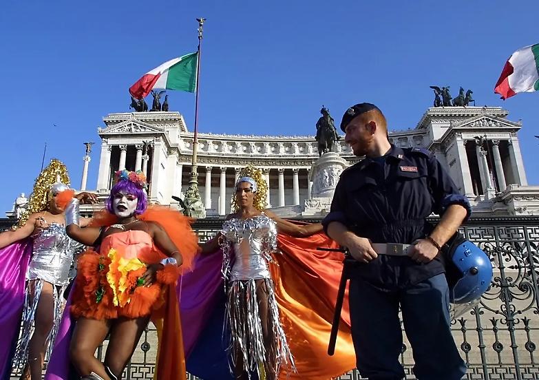 Il Pride di Bologna? Un paradosso: ecco perch&eacute; schierarsi con i poliziotti gay