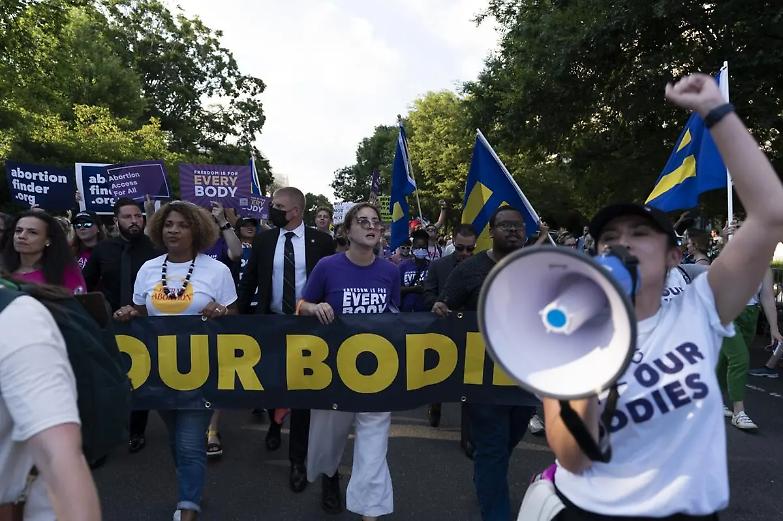 Usa, guerra tra toghe: un tribunale della Louisiana blocca il divieto sull'aborto