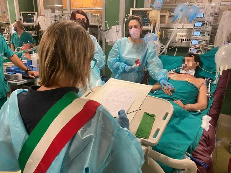 Torino, si sposa in fin di vita in ospedale. Ma il trapianto lo salva