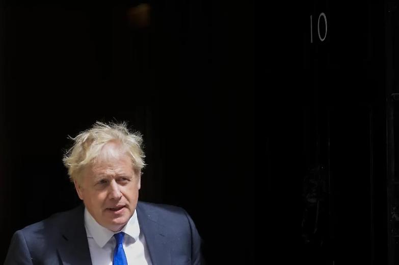 BoJo nel caos, si rivoltano i suoi. Il premier non molla, ma "ha le ore contate"