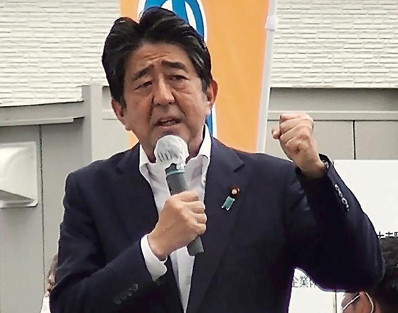 Shinzo Abe ucciso sul palco nel paese senz&rsquo;armi