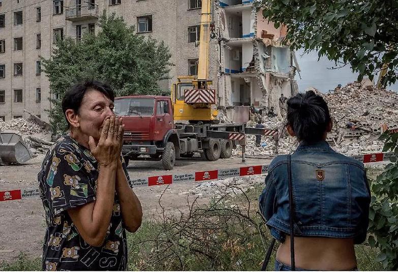 I missili russi su un palazzo nel Donetsk: almeno 30 morti