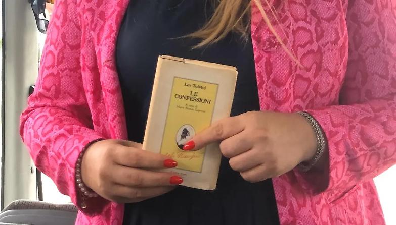 Tra le strade di Kyiv, dove si legge ancora Tolstoj