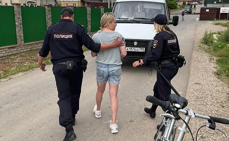 La polizia russa non molla Marina Ovsyannikova. &laquo;Cos&igrave; provano a farmi tacere&raquo;