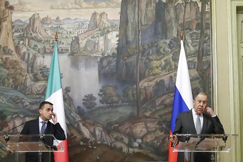 Ancora scintille tra Roma e Mosca. Medvedev ironizza: &laquo;I russi hanno ucciso anche Cesare?&raquo;