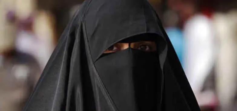 &laquo;Qui non ci puoi stare!&raquo;. Strappa il burqa a una donna incinta e la butta gi&ugrave; dal treno