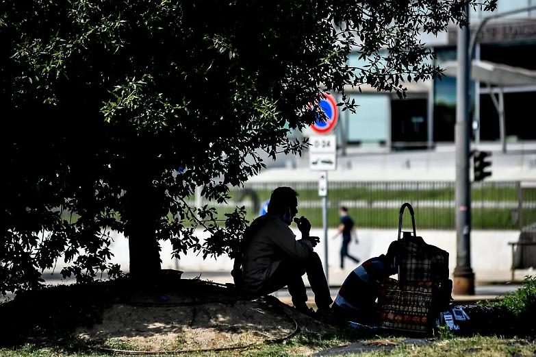 Diritto d&rsquo;asilo, per i migranti in coda alla questura scatta il daspo