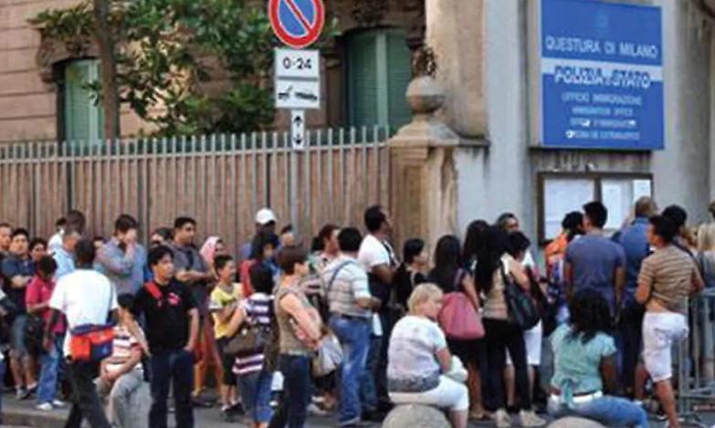Diritto d&rsquo;asilo, daspo ai migranti in coda in questura a Milano