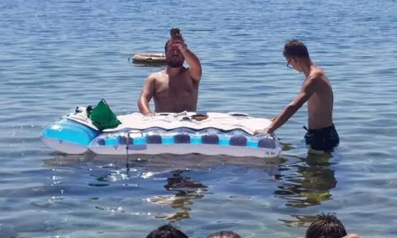 Celebra la messa in mare, sacerdote indagato dalla procura di Crotone