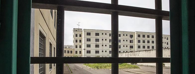 Affollate, calde, disumane: nessuno parla delle carceri
