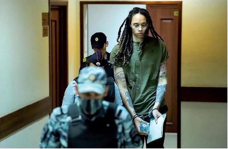 La stella del basket americano Brittney Griner condannata a nove anni di prigione in Russia