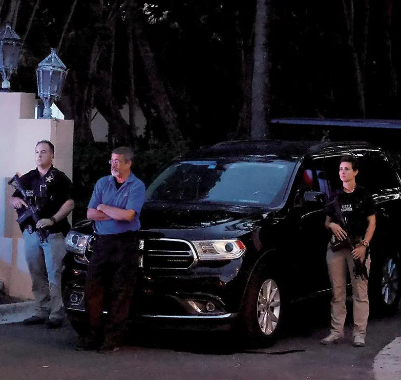 L&rsquo;Fbi perquisisce la villa di Trump &laquo;&Egrave; un complotto dei giudici dem&raquo;