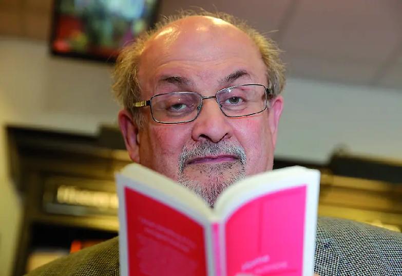 Salman Rushdie accoltellato al collo. L&rsquo;autore dei &ldquo;Versetti&rdquo; ha subito l&rsquo;attacco prima di una iniziativa
