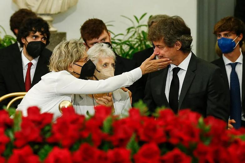 L'ultimo saluto a Piero Angela, il figlio Alberto: &laquo;La sua eredit&agrave; &egrave; uno stile di vita&raquo;