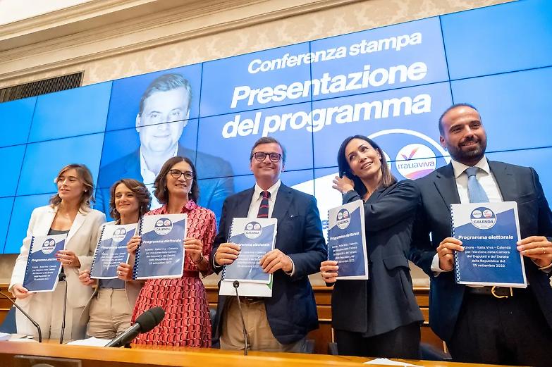 Calenda: &laquo;Obiettivo Draghi premier&raquo;. S&igrave; al salario minimo (con riserva)